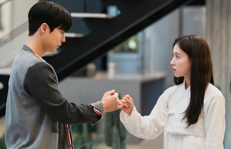 Chemistry romantis yang menggetarkan antara Lee Se Young dan Bae In Hyuk di "The Story of Park's Marriage Contract"