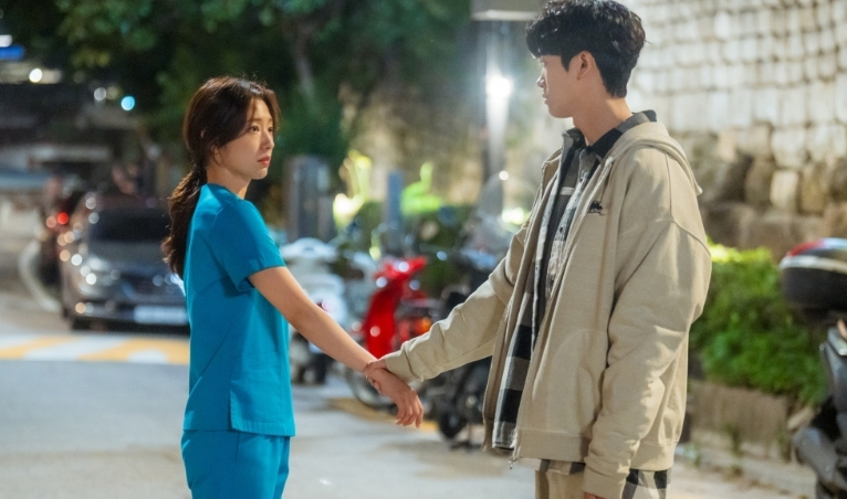 Park Hyung Sik dan Park Shin Hye Berbagi Momen Romantis di Episode Terbaru Drama 'Doctor Slump'